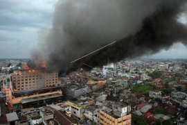 Telkom kesulitan evakuasi menara terbakar di Hotel Novita Jambi