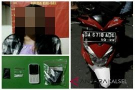 Wanita Selipkan Narkoba Dalam Dompet Gantungan Kunci