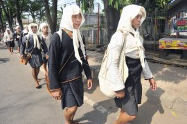 Warga Badui Dalam berjalan kaki menuju upacara Seba Badui Page 2 Small