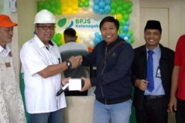 Peringati Mayday, BPJS Ketenagakerjaan Panam Beri Souvenir Pelanggan Mengurus Klaim Pertama