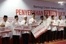 Telkomsel Serahkan Bantuan 23 Ton Kurma untuk 15 Masjid