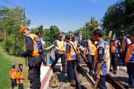 Ditemukan Bantalan Rel Lapuk, KAI Daop Jember Segera Menggantinya