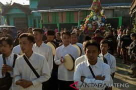 Umat lintas agama kirab "undhuh-undhuh" GKJ Plengkung