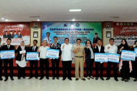 Hadiah untuk Lulusan Terbaik Wisuda XIX UBT