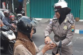 Polres Ponorogo Bagi Minuman Takjil Kepada Masyarakat