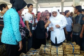 Khofifah "Blusukan" ke Pasar Ikan Pindang Bondowoso (Video)