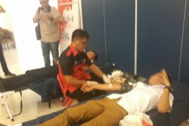 Puluhan pendonor ikut donor darah Forward Sulut