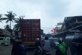 Truk tronton bahayakan pengguna jalan Page 2 Small