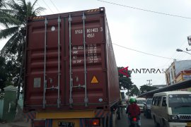 Truk tronton bahayakan pengguna jalan Page 3 Small