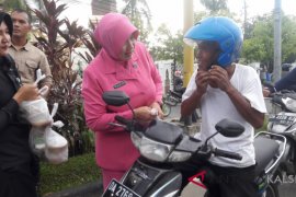 Ketua Bhayangkari tegur pengendara tak "klik" helm