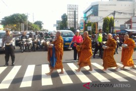 Jelang Waisak, 100 biksu Pindapata di Pecinan Kota Magelang