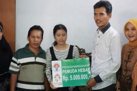 Kemenpora Beri Penghargaan Peraih UNBK Terbaik Jatim asal Jombang