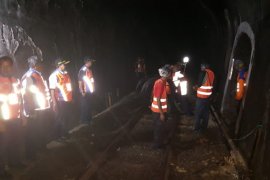 Puluhan Lampu Dipasang di Terowongan Jalur KA Jember-Banyuwangi Jelang Lebaran