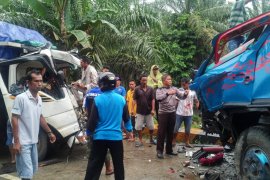 Empat orang terluka dalam tabrakan beruntun di Paser