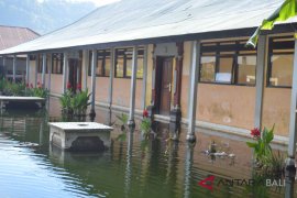 Air danau Buyan meluap, sekolah terendam