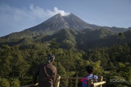 AKTIVITAS WARGA LERENG GUNUNG MERAPI Page 1 Small