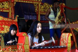 WNA Belajar Budaya Indonesia