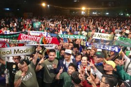 Nonton Bareng Ribuan Warga, Gus Ipul Komitmen Jaga Persaudaraan Suporter (Video)
