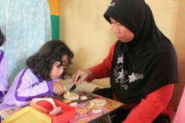 Peringati Harkonas bersama mahasiswa IPB, ibu-ibu belajar membuat sandwich sehat