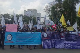 Ribuan buruh gelar aksi damai di Monpera dan DPRD Sumsel Page 4 Small