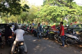 Massa minta Hakim mendengar suara rakyat