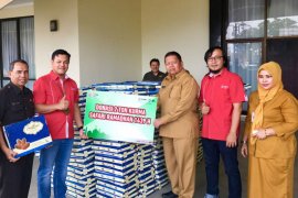 Telkomsel bantu Masjid Raya Sumbar dua ton kurma