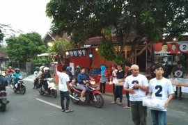 Puluhan Relawan "Ufuk Timur" Blitar Bagi Takjil dan Bukber