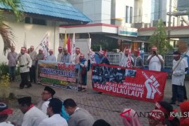 Massa tolak tambang gelar doa bersama di PTUN Banjarmasin