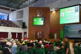 Ribuan mahasiswa Unand menunggu dapat wejangan mantan Panglima TNI Moeldoko