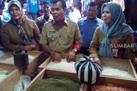 Harga kebutuhan pokok di Pariaman stabil