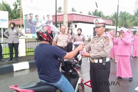 Polisi Pariaman bagikan takjil bagi pengendara yang melintas