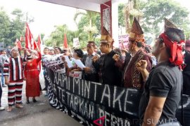 Tuntutan pemberhentian pejabat Walikota