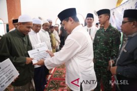 Pjs Bupati Serahkan Bantuan Dana Hibah Masjid