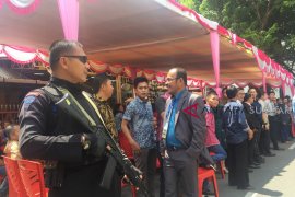 Brimob bersenjata lengkap amankan ibadah bersama Menkumham  di gereja BNKP Padang