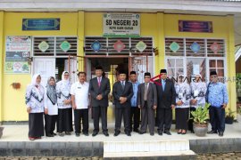 Bupati Solok tinjau pelaksanaan UN SD