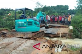 Jembatan Desa Rindik roboh diterjang air deras