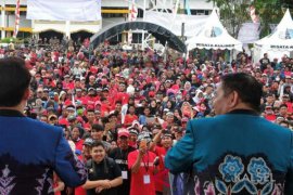 Jhon Tralala Bersama Ribuan Rakyak Tolak Tambang Pulau Laut