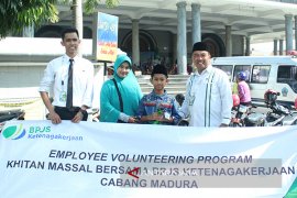 BPJS Ketenagakerjaan Khitan Ratusan Anak di Bangkalan