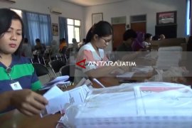 KPU Kota Madiun Lakukan Pelipatan Surat Suara Pilgub (Video)