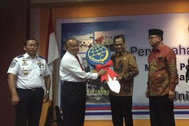 Menteri Perhubungan serahkan dua bus kepada UBH Padang