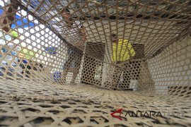 Nelayan membuat bubu perangkap ikan