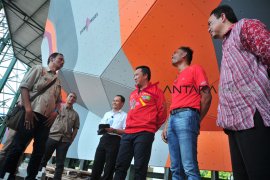 Menpora tinjau venue panjat tebing dan menembak Page 1 Small