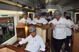 Menteri Kunjungi INKA