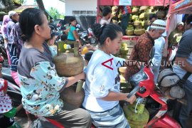 Pasar Murah sediakan LPG 3 kg seharga Rp 15.000 Page 1 Small