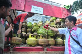 Pasar Murah sediakan LPG 3 kg seharga Rp 15.000 Page 2 Small