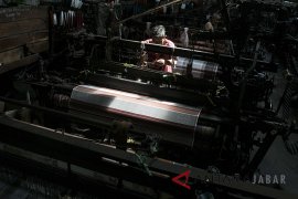 Produksi Sarung Tenun Majalaya