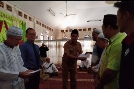 Baznas Tapin Serahkan Infaq Untuk 325 anak panti asuhan