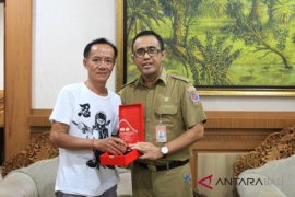 Seniman Denpasar "Yang Pung" terima penghargaan UNJ