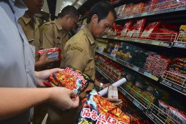 Sidak Makanan Rusak dan kadaluarsa