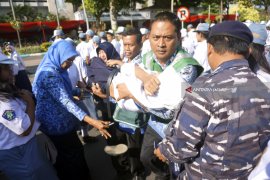 Siswa Pingsan Saat Upacara Hardiknas